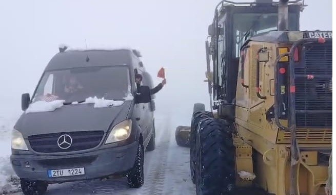 MALATYA'DA ETKİLİ OLAN YOĞUN KAR YAĞIŞI VE TİPİ NEDENİYLE NEMRUT DAĞI'NDA ARAÇLARIYLA MAHSUR KALAN...