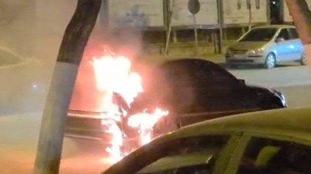 MALATYA'DA SEYİR HALİNDEKİ OTOMOBİLDE YANGIN PANİĞİ