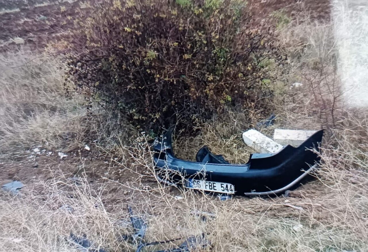 MALATYA'DA SÜRÜCÜSÜNÜN KONTROLÜNDEN ÇIKAN OTOMOBİL TARLAYA GİRDİ. KAZADA 4 KİŞİ...