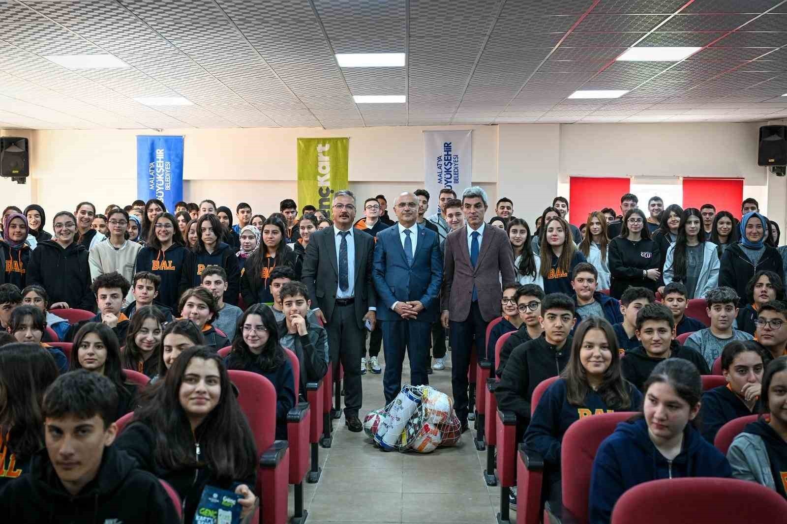 MALATYA BÜYÜKŞEHİR BELEDİYE BAŞKANI SAMİ ER, BEYDAĞI ANADOLU LİSESİ’Nİ ZİYARET EDEREK GENÇLERLE...