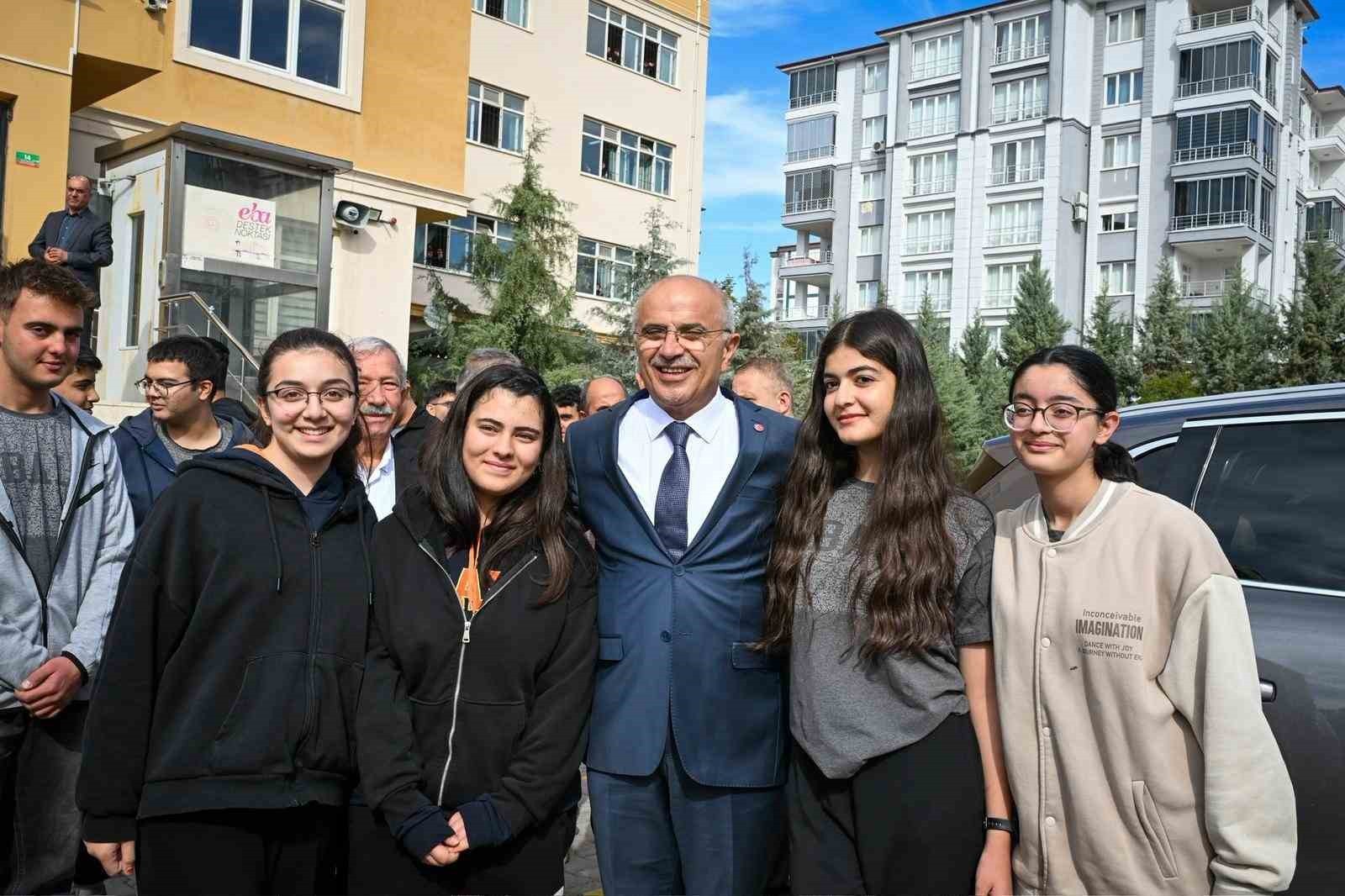 MALATYA BÜYÜKŞEHİR BELEDİYE BAŞKANI SAMİ ER, BEYDAĞI ANADOLU LİSESİ’Nİ ZİYARET EDEREK GENÇLERLE...