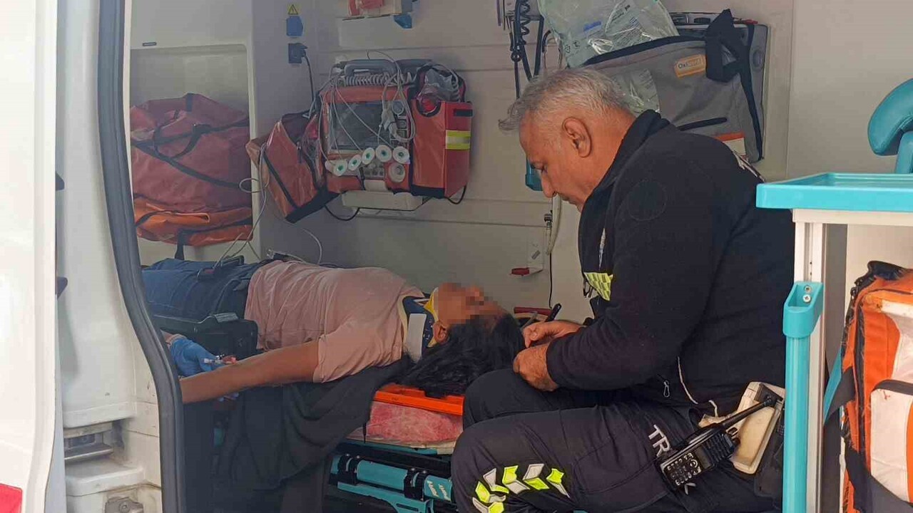 MANAVGAT İLÇESİNDE ÖNÜNDEKİ ARACA ÇARPMAMAK İÇİN FREN YAPIP DEVRİLEN MOTOSİKLET SÜRÜCÜSÜ KADIN...