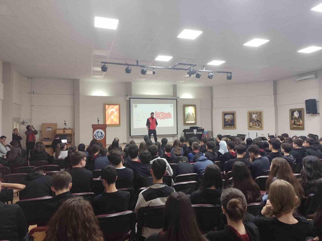 MANİSA'DA EMNİYET EKİPLERİ TARAFINDAN, İL MERKEZİNDEKİ 4 OKULDA ÖĞRETMEN, ÖĞRENCİ VE VELİLERE...