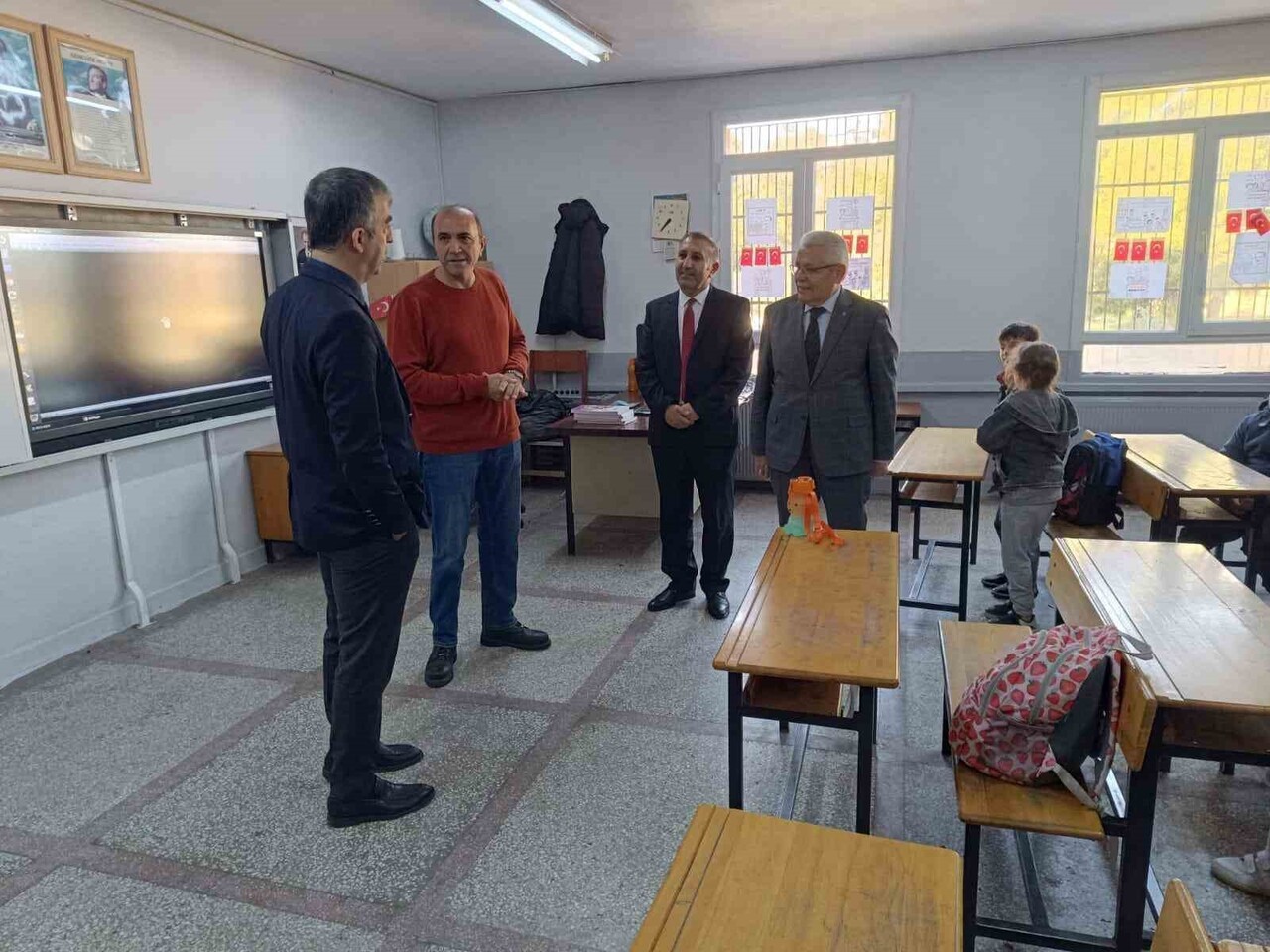 MANİSA'NIN ALAŞEHİR İLÇESİNDE BİR VELİNİN "BİZİM OKULUN DA BAKIMA İHTİYACI VAR" MESAJI, ALAŞEHİR...