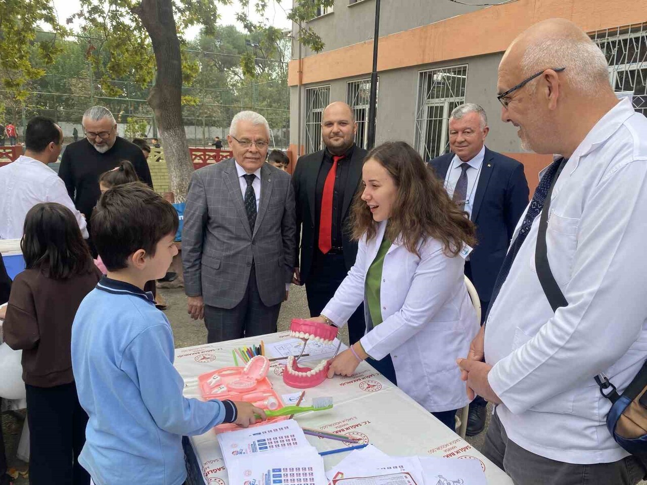 MANİSA'NIN ALAŞEHİR İLÇESİNDE DÜZENLENEN UYGULAMALI SAĞLIK EĞİTİMİNDE ÖĞRENCİLER DİŞ BAKIMINDAN...