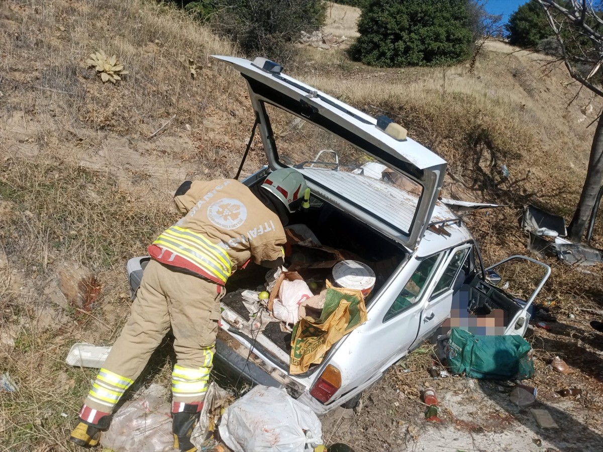 Manisa'nın Kula ilçesinde otomobilin devrilmesi sonucu karı koca hayatını kaybetti.