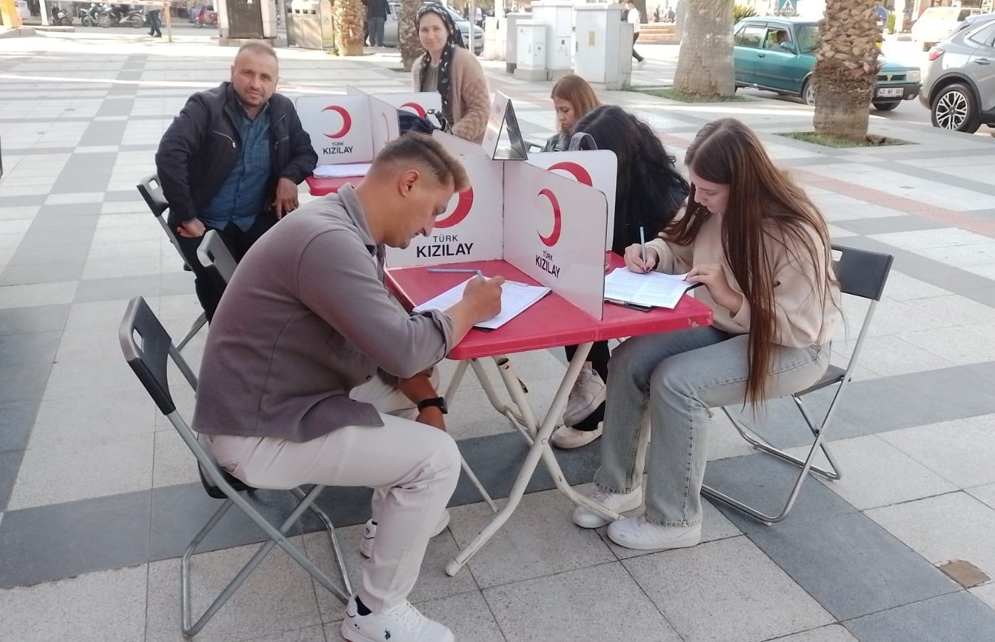 MANİSA'NIN SARIGÖL İLÇESİNDE KIZILAY TARAFINDAN DÜZENLENEN KAN BAĞIŞ KAMPANYASINDA BİR GÜNDE 30...