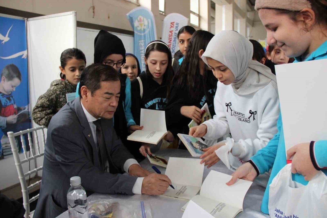 MANİSA’DA DÜZENLENEN KİTAP FUARINA KATILAN JAPON DEPREM UZMANI, YÜKSEK MİMAR VE İNŞAAT MÜHENDİSİ...