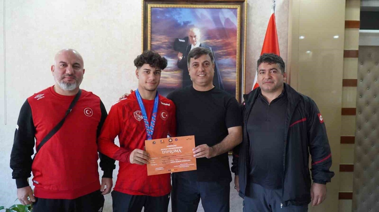 MANİSA GENÇLİK VE SPOR İL MÜDÜRÜ YUNUS ÖZTÜRK, ROMANYA’DA DÜZENLENEN U20 GREKOROMEN GÜREŞ BALKAN...