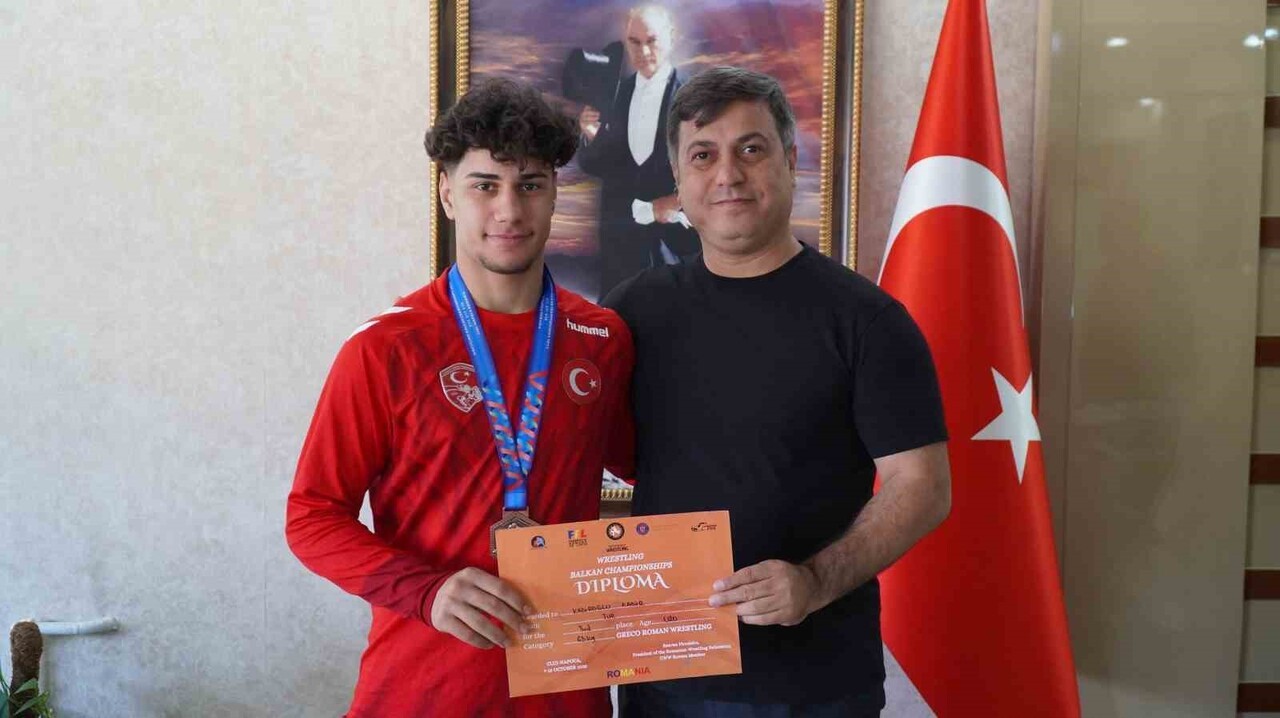 MANİSA GENÇLİK VE SPOR İL MÜDÜRÜ YUNUS ÖZTÜRK, ROMANYA’DA DÜZENLENEN U20 GREKOROMEN GÜREŞ BALKAN...