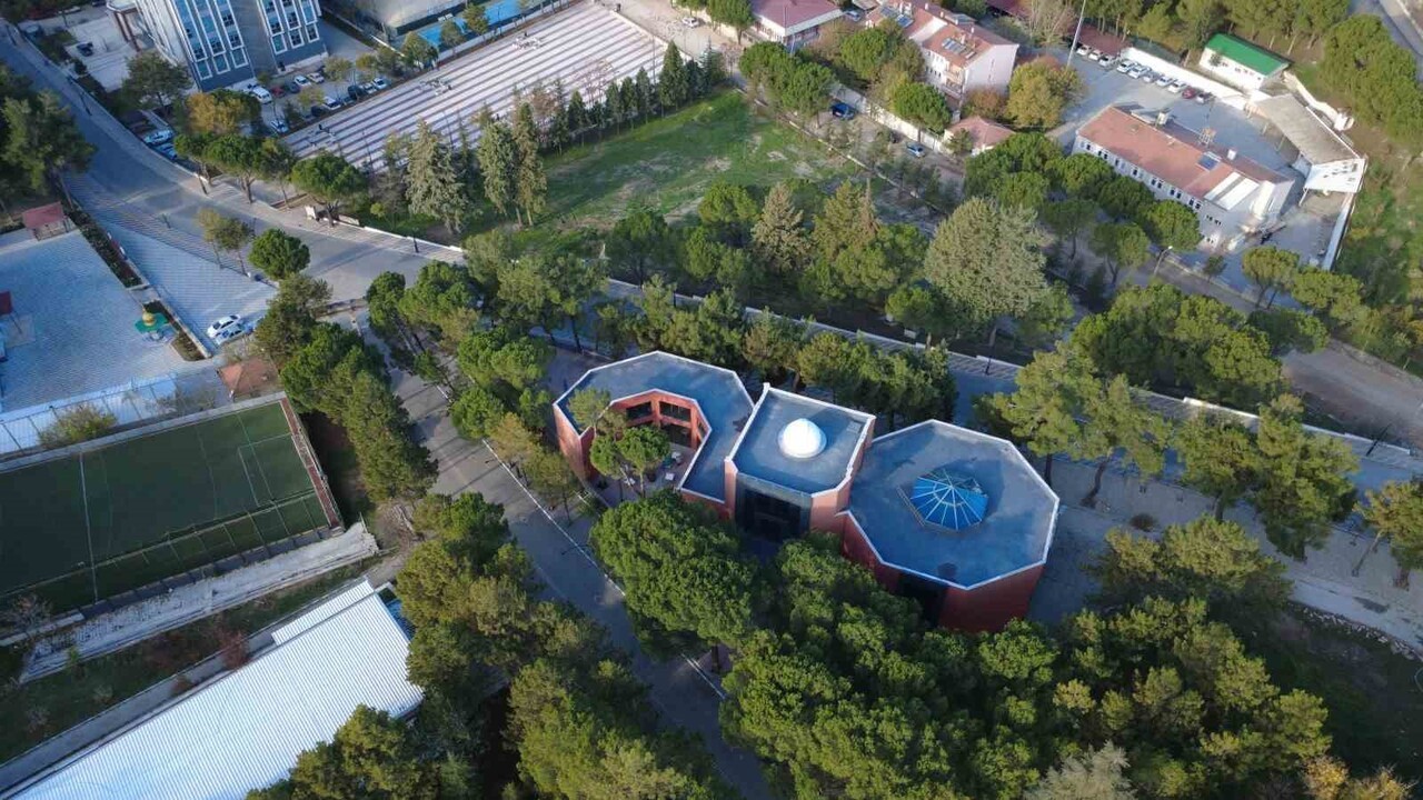 MANİSA’NIN DEMİRCİ İLÇESİNDE MERHUM HAYIRSEVER İŞ İNSANI ÖZGEN İZMİROĞLU TARAFINDAN KENDİ İSMİNİ...