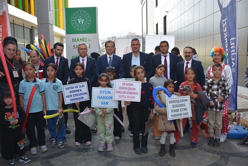 MANİSA’NIN SALİHLİ İLÇESİNDE 20 KASIM DÜNYA ÇOCUK HAKLARI GÜNÜ DOLAYISIYLA DÜZENLENEN PROGRAM...