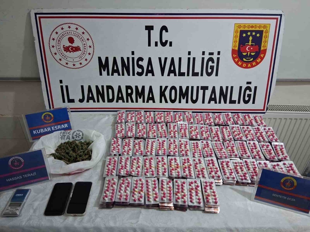 MANİSA’NIN SALİHLİ İLÇESİNDE JANDARMA EKİPLERİ TARAFINDAN BİR EVE DÜZENLENEN OPERASYONDA YÜKLÜ...