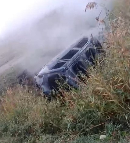 MANİSA’NIN SALİHLİ İLÇESİNDE SÜRÜCÜSÜNÜN KONTROLÜNDEN ÇIKAN OTOMOBİL, YOL KENARINDAKİ TARLAYA...