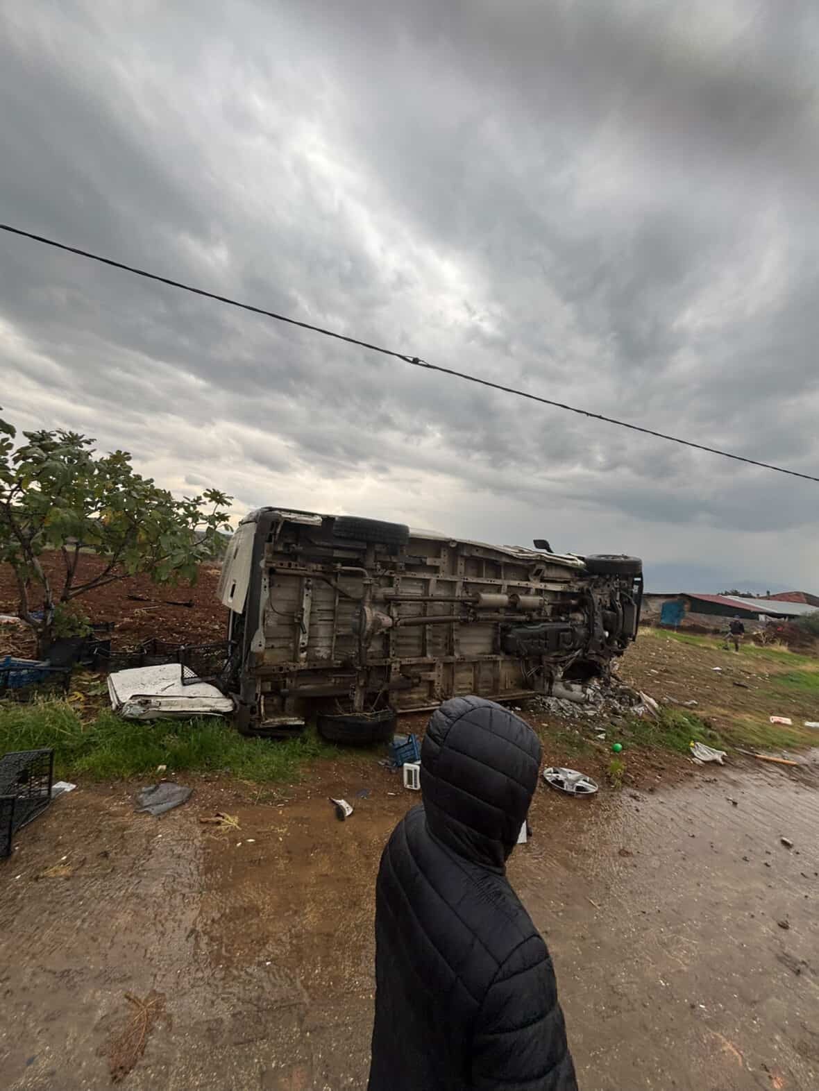 MANİSA’NIN SALİHLİ İLÇESİNDE YAĞMUR NEDENİYLE KAYGANLAŞAN YOLDA SÜRÜCÜSÜNÜN KONTROLÜNDEN ÇIKAN...