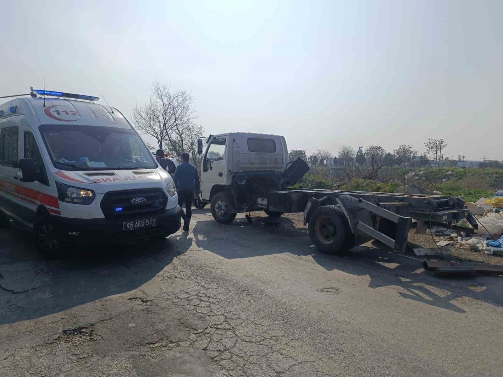 MANİSA’NIN TURGUTLU İLÇESİNDE YOLCU TRENİ İLE KAMYONET ÇARPIŞTI, KAZADA KAMYONETİN KUPASI...