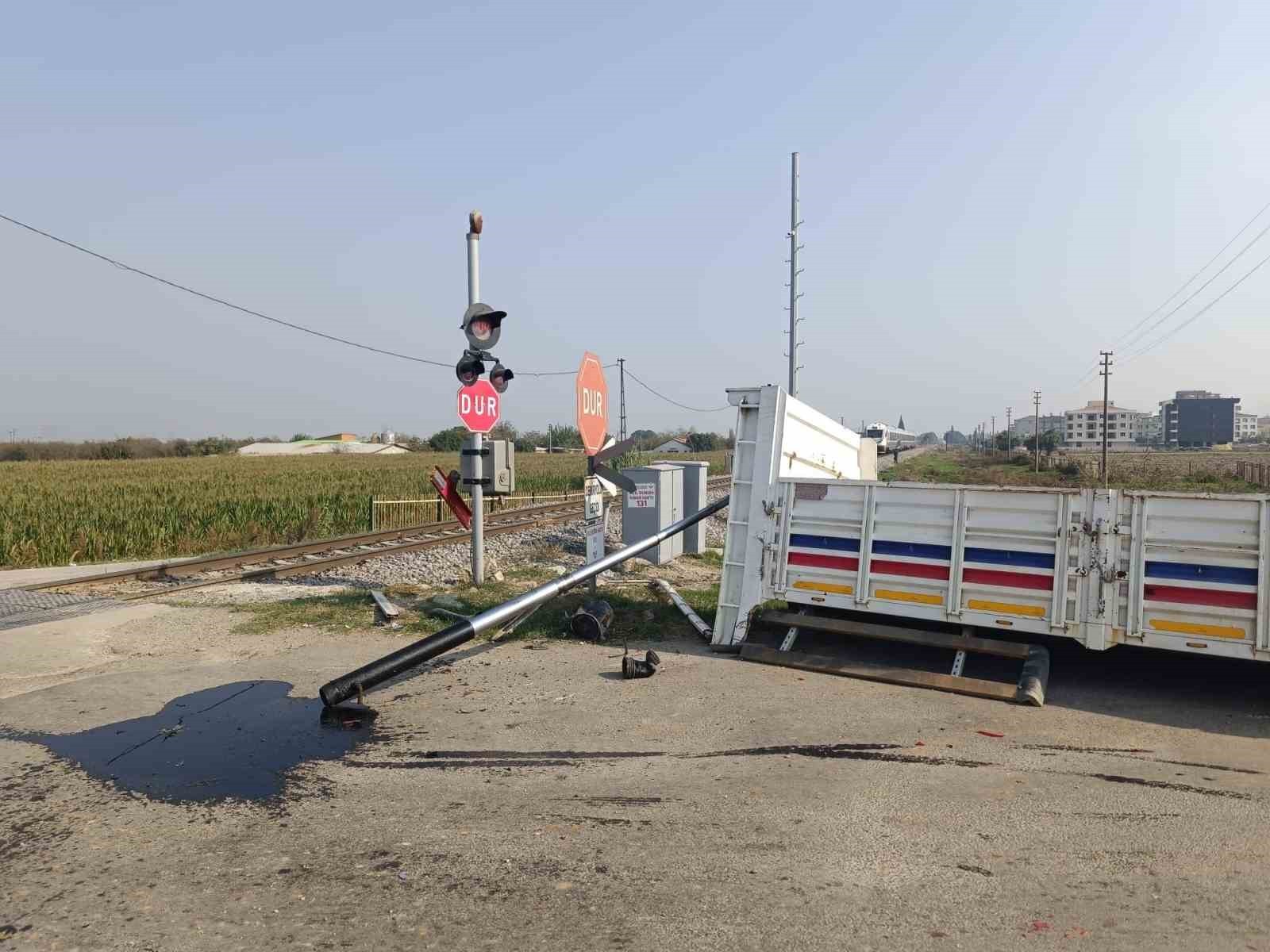 MANİSA’NIN TURGUTLU İLÇESİNDE YOLCU TRENİ İLE KAMYONET ÇARPIŞTI, KAZADA KAMYONETİN KUPASI...