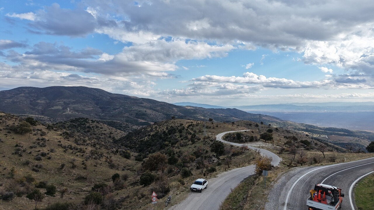 MANİSA’NIN UZUN SÜREDİR BEKLEDİĞİ KULA–ALAŞEHİR KARAYOLU YENİLEME PROJESİNDE ÖNEMLİ BİR GELİŞME...