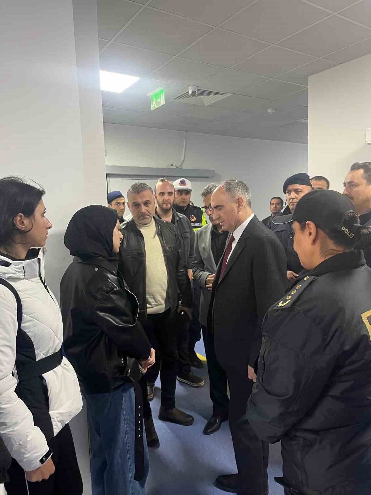 MANİSA VALİSİ VAHDETTİN ÖZKAN, ALAŞEHİR’DE MEYDANA GELEN TRAFİK KAZASINDA YARALANAN POLİS MEMURU...