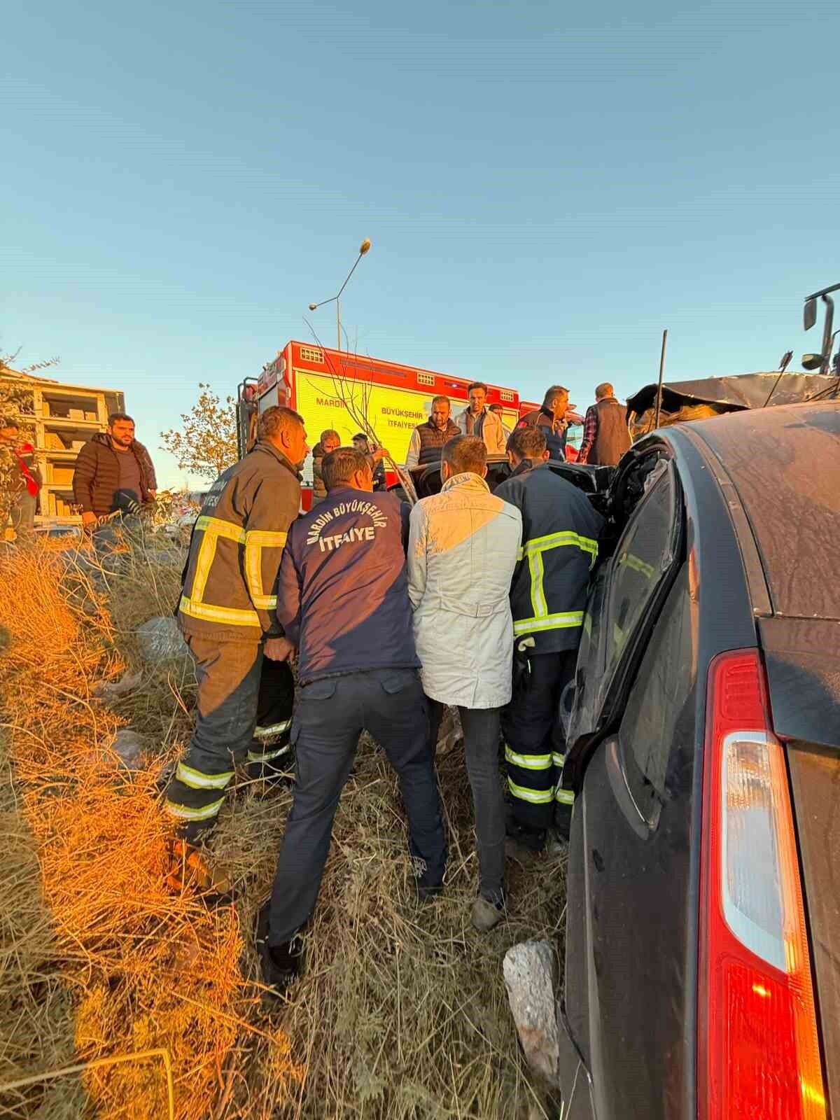MARDİN'DE ŞARAMPOLE YUVARLANAN OTOMOBİLDEKİ 3 KİŞİ YARALANDI.
