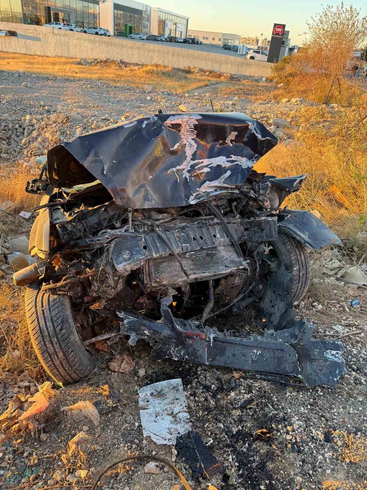 MARDİN'DE ŞARAMPOLE YUVARLANAN OTOMOBİLDEKİ 3 KİŞİ YARALANDI.