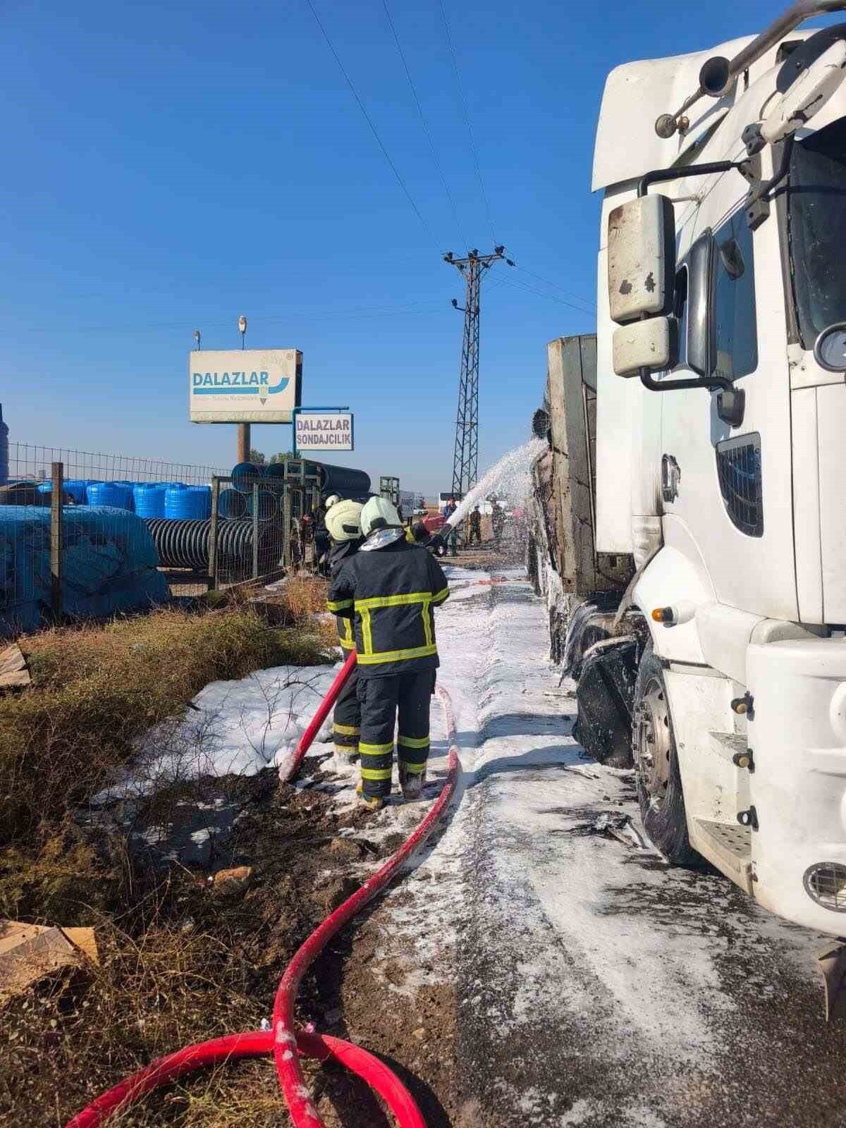 MARDİN'İN KIZILTEPE İLÇESİNDE 2 TIR İLE SUV TİPİ ARACIN ÇARPIŞTIĞI KAZA SONRASI ALEV ALAN BİR...