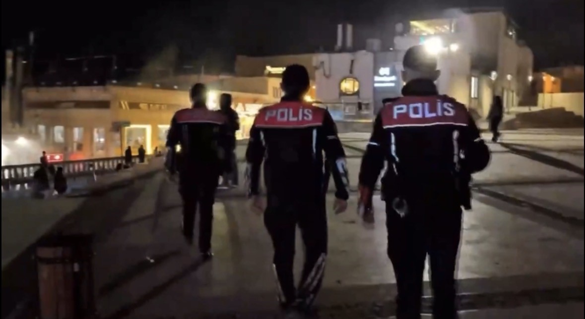 MARDİN’DE POLİS EKİPLERİNCE GERÇEKLEŞTİRİLEN "HUZUR VE GÜVEN" UYGULAMASINDA BİNİN ÜZERİNDE ARAÇ...