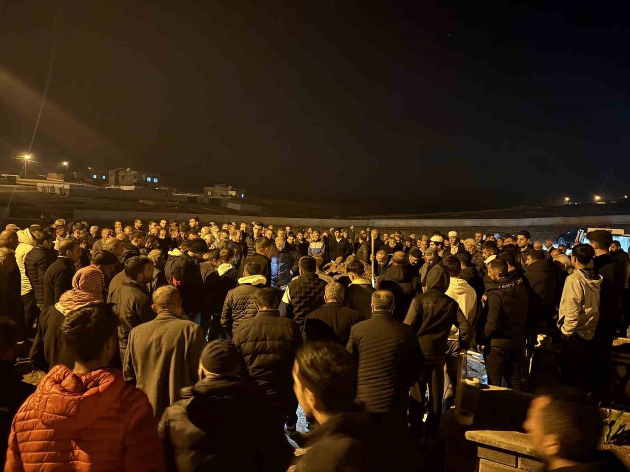 MARDİN’İN KIZILTEPE İLÇESİNDE EVDE ÖLÜ BULUNAN 3 KİŞİLİK AİLEDEN BABA DEFNEDİLDİ.