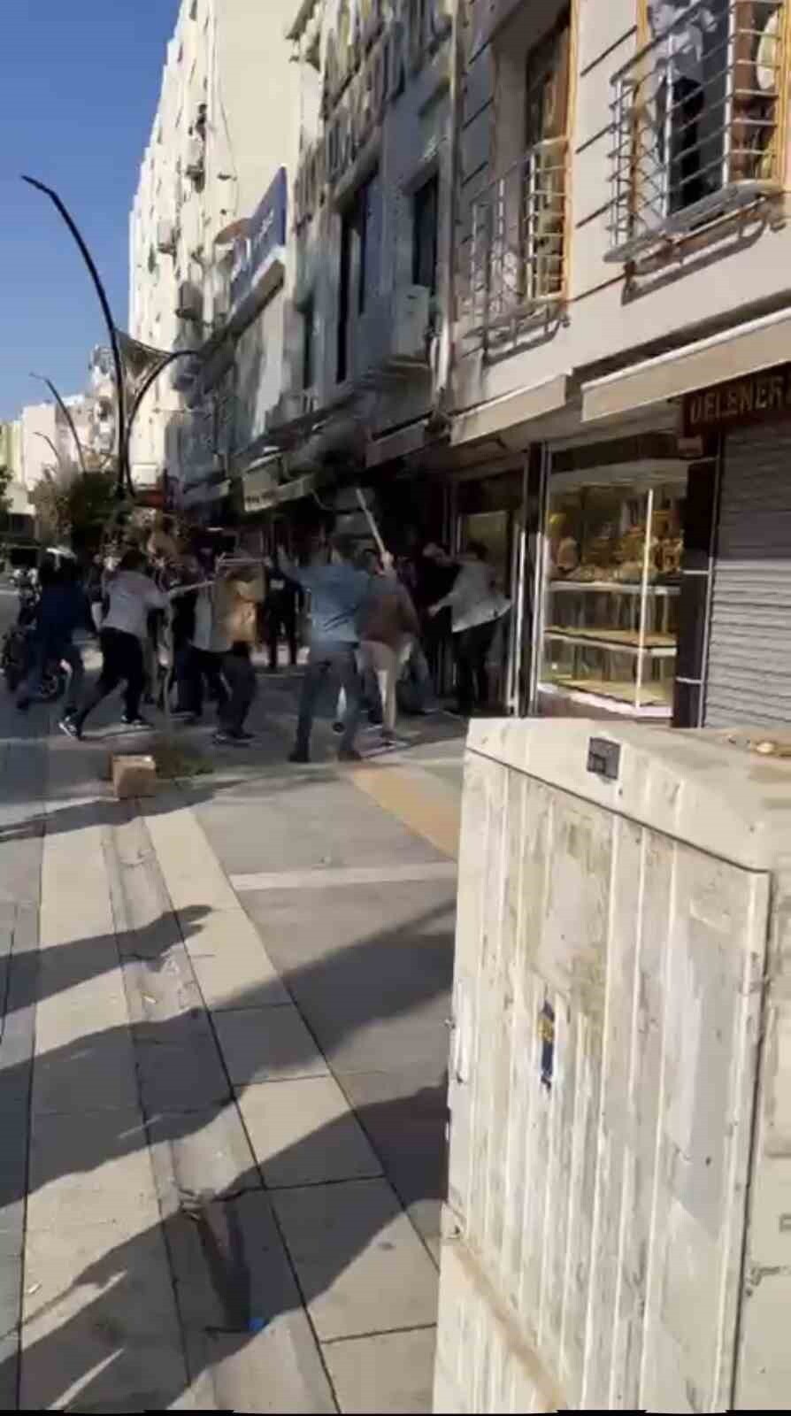 MARDİN’İN KIZILTEPE İLÇESİNDE KUYUMCULAR ARASINDA ÇIKAN BIÇAKLI, SOPALI, TEKMELİ VE YUMRUKLU...