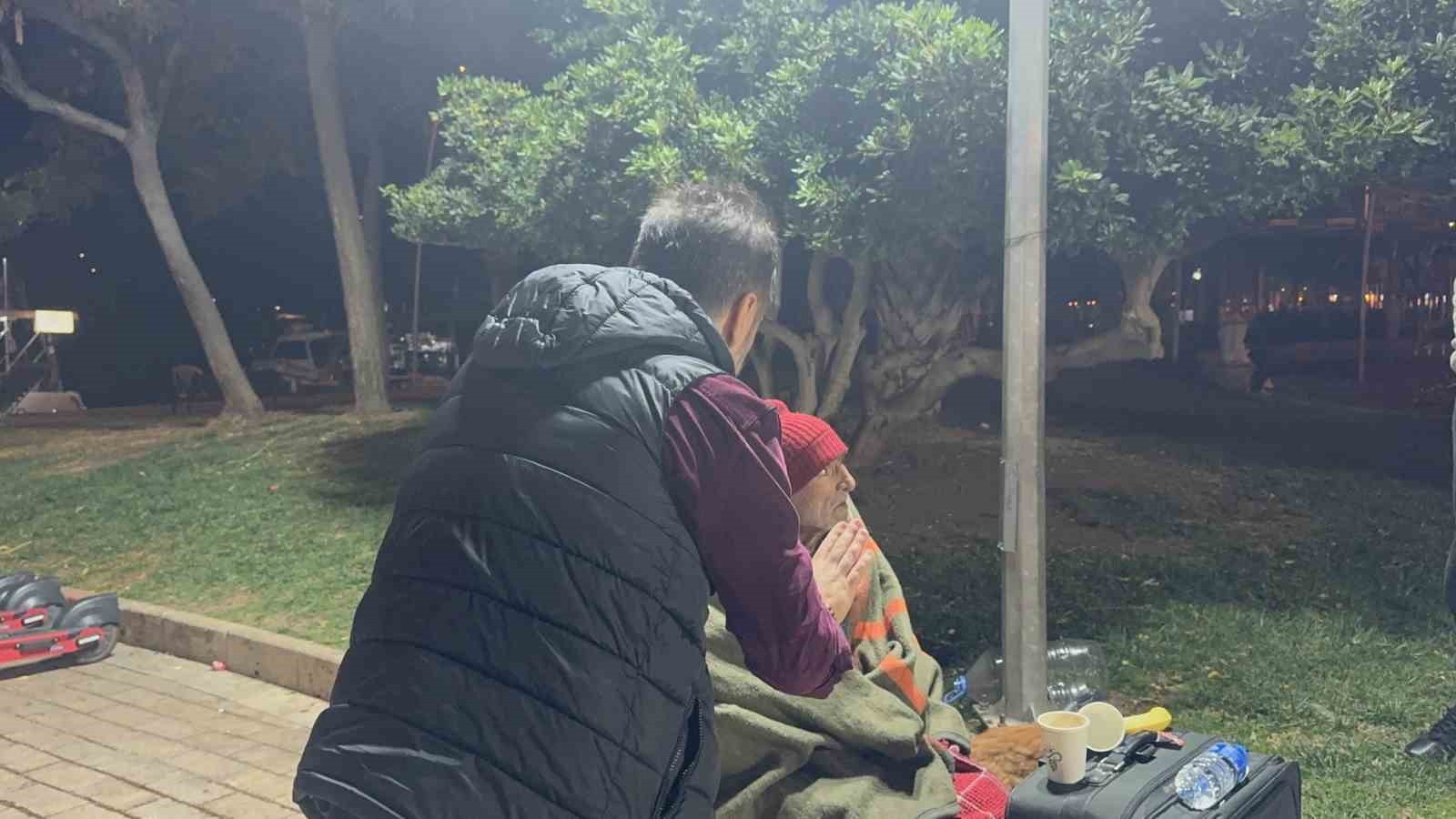 MARMARİS’TE 70 YAŞINDAKİ KIBRIS GAZİSİ SAATLER SÜREN İKNA ÇABALARININ ARDINDAN SOKAKTAN APARTA...