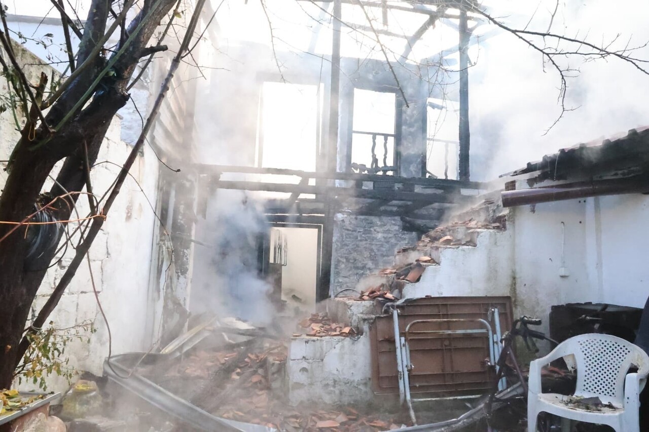 MENTEŞE’DEKİ YANGINDA 2 EV KULLANILMAZ HALE GELDİ