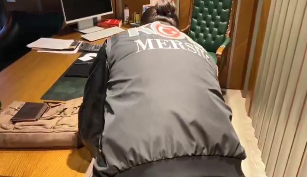 MERSİN'DE GÜMRÜKÇÜLERE YÖNELİK YAPILAN RÜŞVET VE KAÇAKÇILIK OPERASYONU KAPSAMINDA 15'İ MEMUR 28...