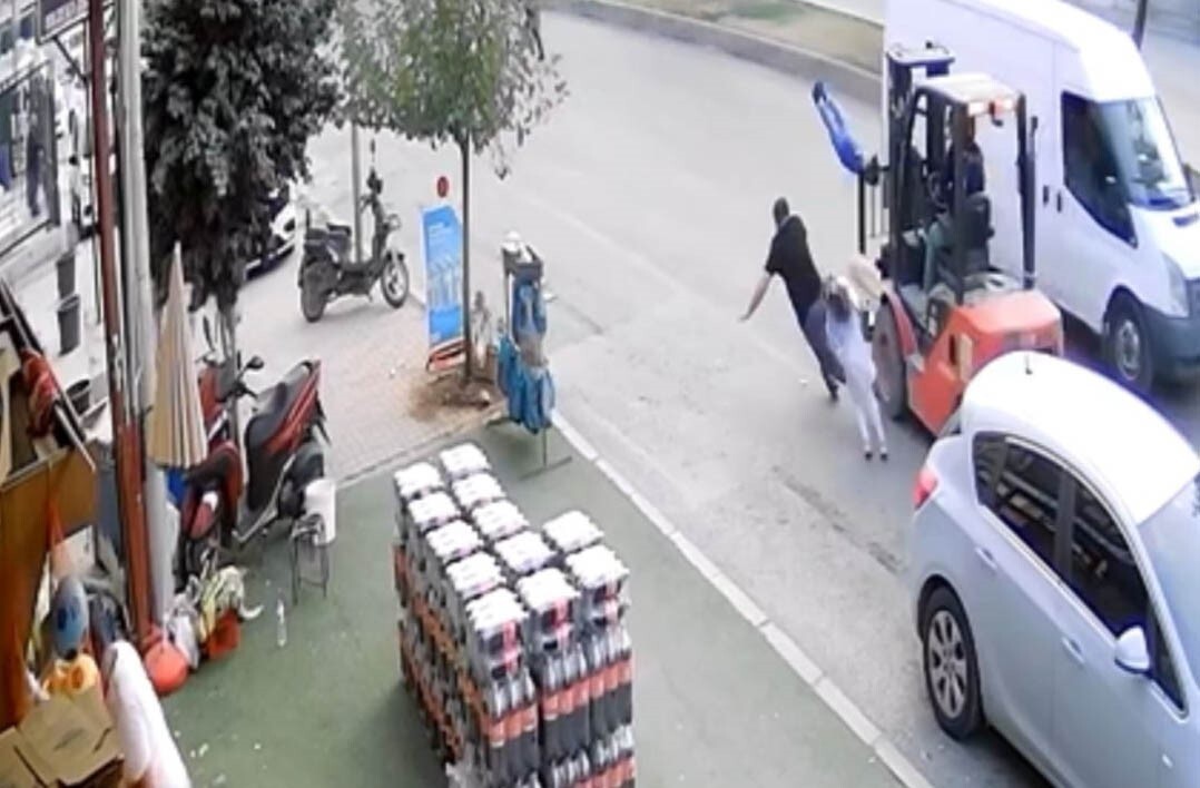 MERSİN'DE KALDIRIMDAN İNEREK, YOLUN KARŞISINA GEÇMEYE ÇALIŞAN BABA İLE 2 ÇOCUĞUNA TERS ŞERİTTEN...