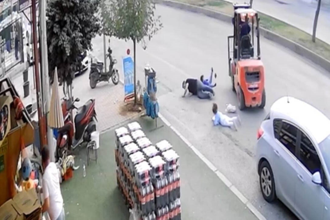 MERSİN'DE KALDIRIMDAN İNEREK, YOLUN KARŞISINA GEÇMEYE ÇALIŞAN BABA İLE 2 ÇOCUĞUNA TERS ŞERİTTEN...