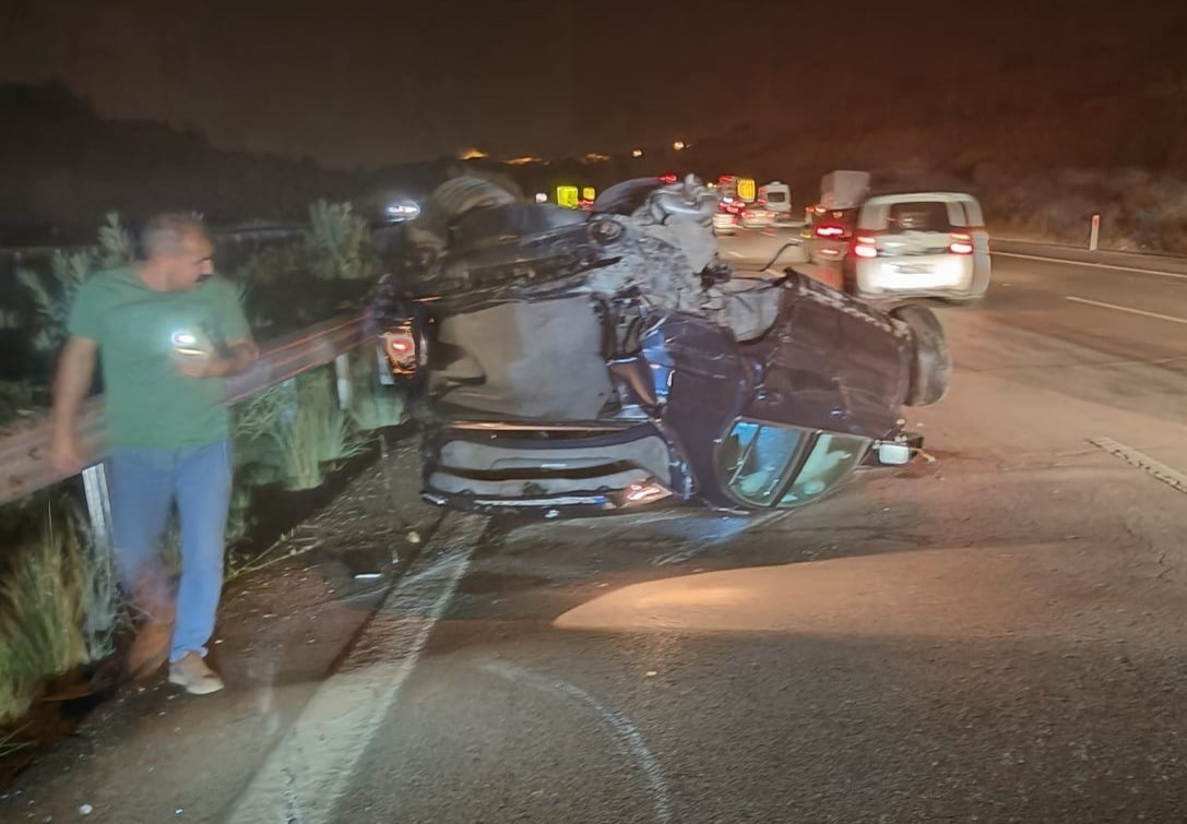 MERSİN'DE OTOYOL ÇIKIŞINDA MEYDANA GELEN KAZADA SÜRÜCÜ HAYATINI KAYBETTİ.