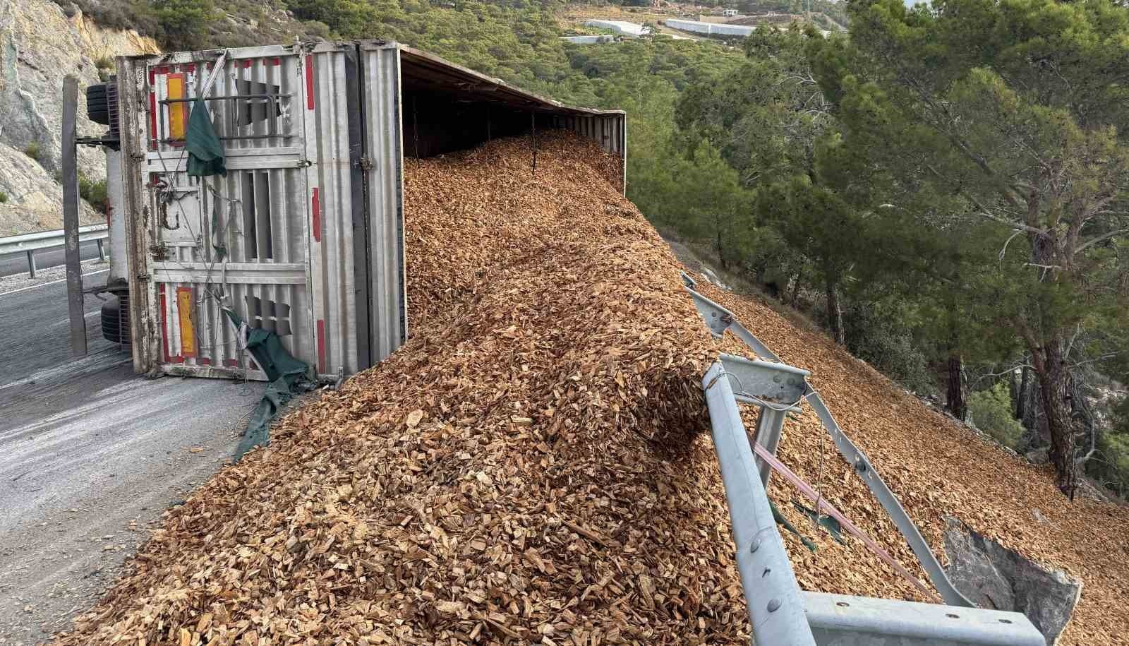 MERSİN'İN ANAMUR İLÇESİ SINIRLARINDA TIRIN DEVRİLMESİ SONUCU MEYDANA GELEN KAZADA SÜRÜCÜ HAFİF...