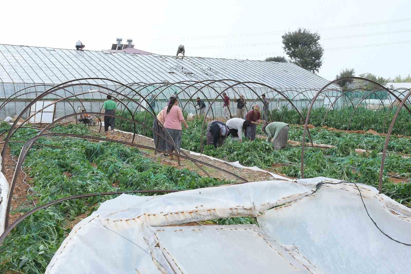 MERSİN'İN BOZYAZI İLÇESİNDE FIRTINA VE HORTUM NEDENİYLE BİR ÇOK SERA ZARAR GÖRDÜ. YAŞANAN HORTUM...