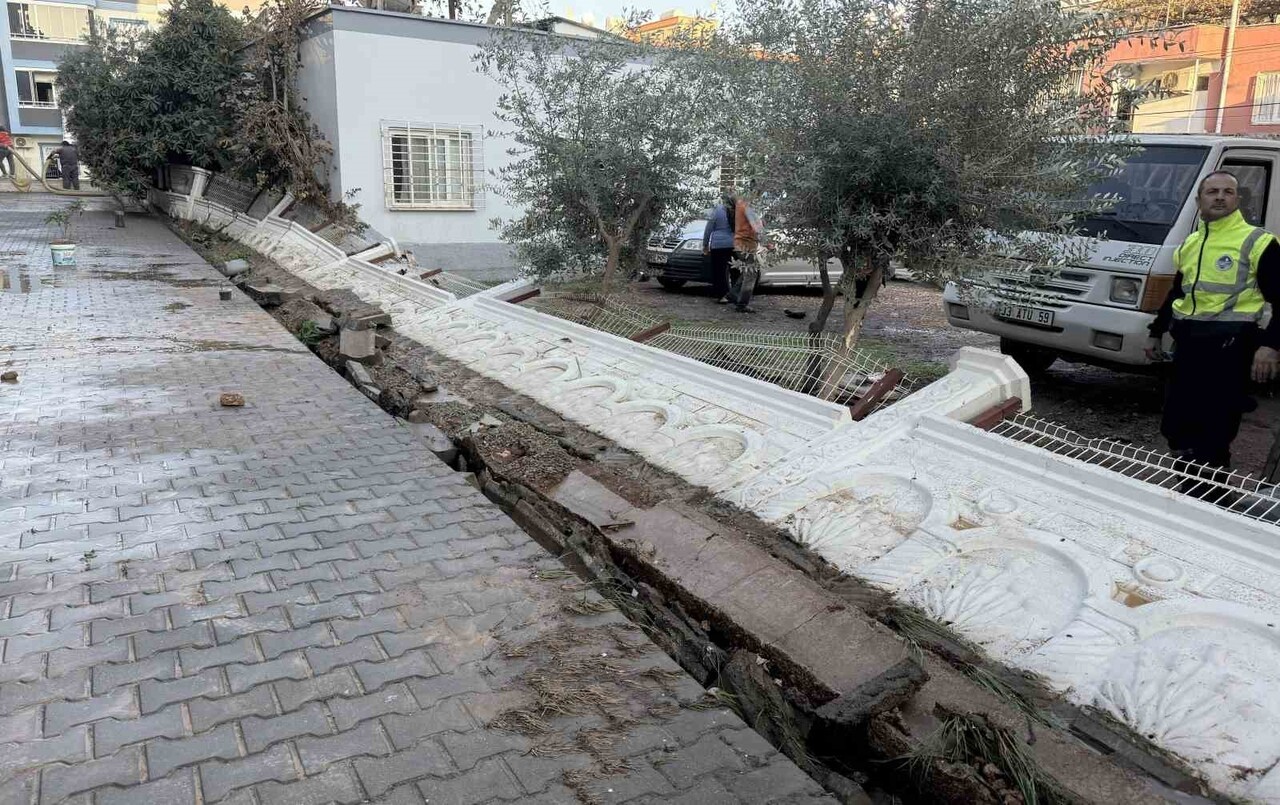 MERSİN'İN TARSUS İLÇESİNDE DÜN SU BORUSU PATLAMASI SONUCU BAZI SİTELERİN BAHÇESİ SUYA GÖMÜLDÜ....