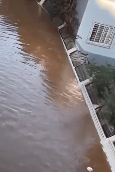 MERSİN'İN TARSUS İLÇESİNDE DÜN SU BORUSU PATLAMASI SONUCU BAZI SİTELERİN BAHÇESİ SUYA GÖMÜLDÜ....