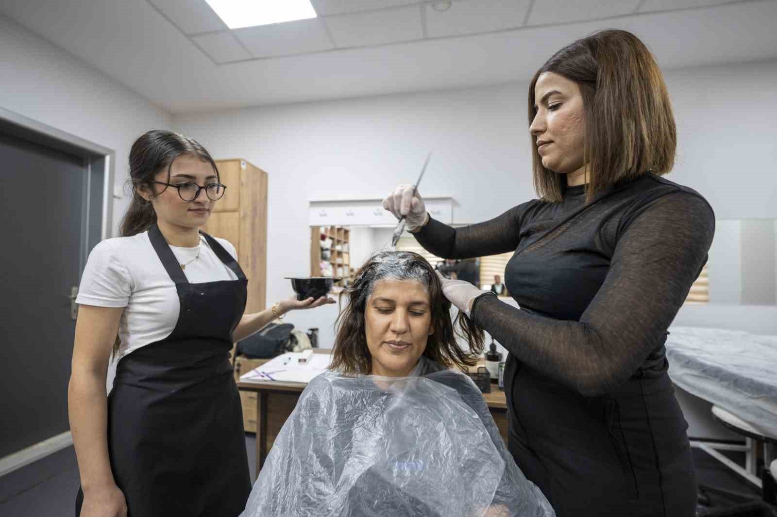 MERSİN BÜYÜKŞEHİR BELEDİYESİNİN ÜCRETSİZ SAÇ RENKLENDİRME KURSU, YOĞUN İLGİ GÖREREK VATANDAŞLARA...