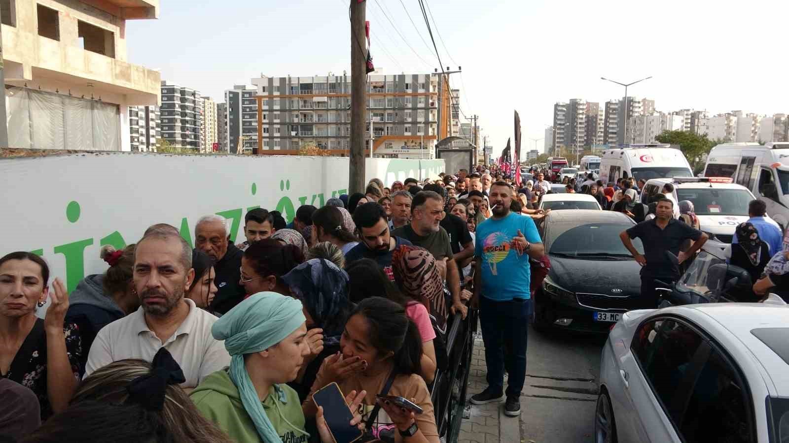 MERSİN’DE AÇILIŞA ÖZEL YAPILAN İNDİRİMLER NEDENİYLE YENİ AÇILAN ZÜCCACİYE MAĞAZASI ÖNÜNDE UZUN...