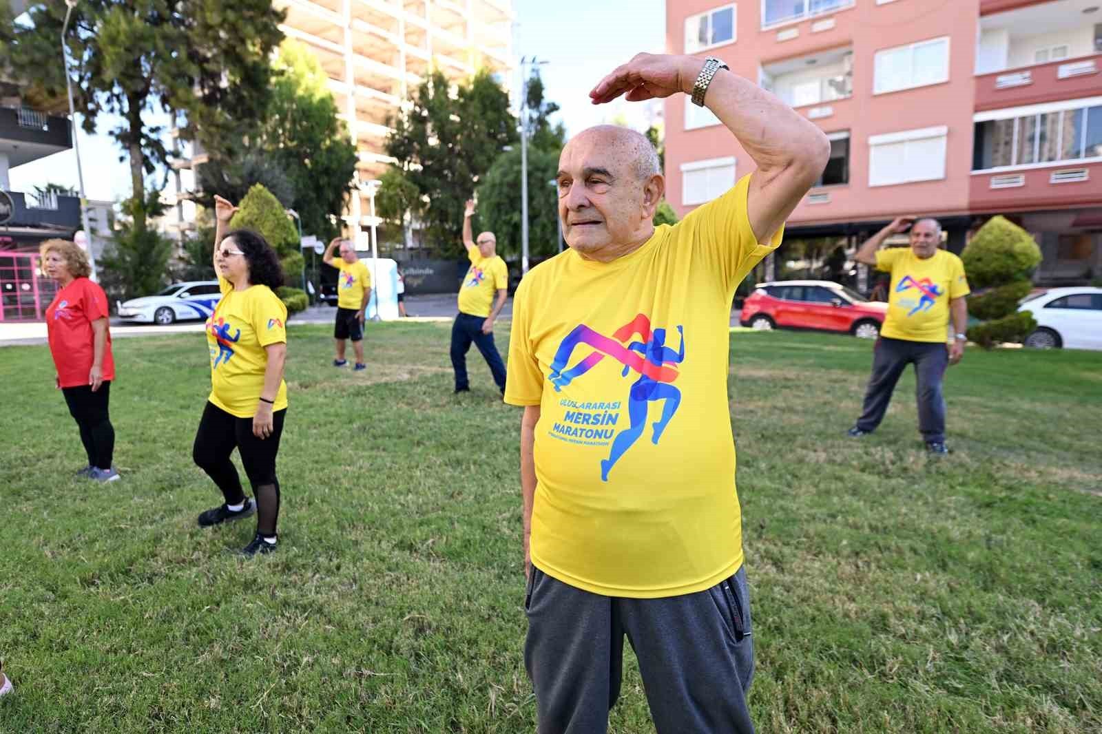 MERSİN’DE EMEKLİ EVİ ÜYELERİ, BÜYÜKŞEHİR BELEDİYESİNİN DÜZENLEDİĞİ SABAH SPORU ETKİNLİĞİNDE HEM...