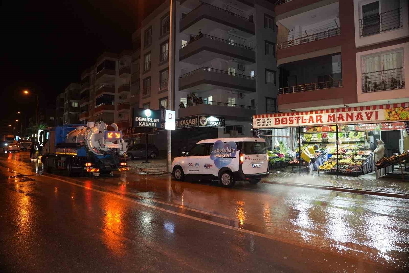 MERSİN’DE KIRSAL MAHALLELERDE ETKİLİ OLAN YAĞIŞ SONRASI TAŞKINA HIZLA MÜDAHALE EDEN MESKİ...