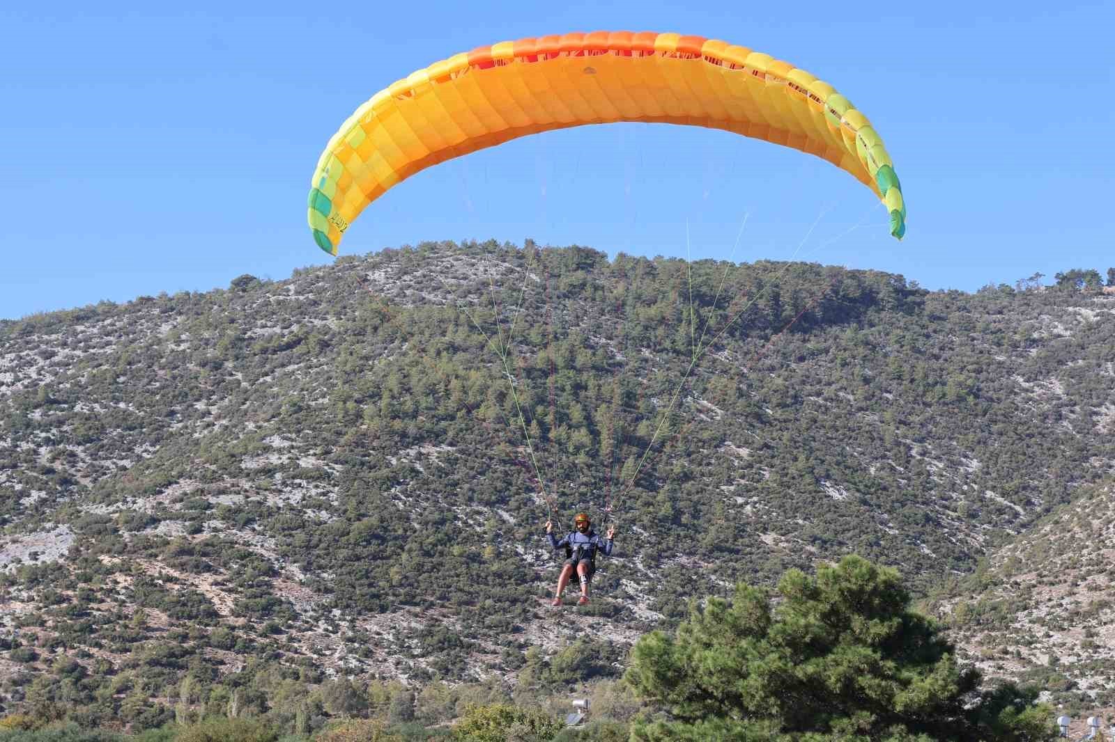 MERSİN’İN ANAMUR İLÇESİNDE, TÜRKİYE HAVA SPORLARI FEDERASYONU TARAFINDAN DÜZENLENEN YAMAÇ PARAŞÜTÜ...