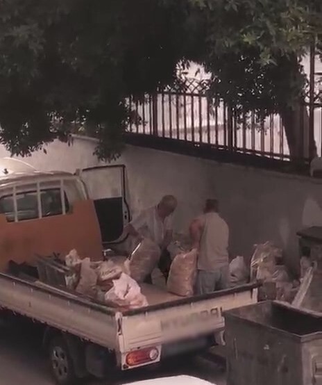 MERSİN’İN MERKEZ AKDENİZ İLÇESİNDE, KALDIRIMA VE YOLA ÇUVALLAR DOLUSU MOLOZ DÖKEREK ÇEVRE VE İNSAN...