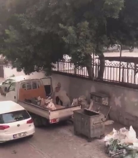 MERSİN’İN MERKEZ AKDENİZ İLÇESİNDE, KALDIRIMA VE YOLA ÇUVALLAR DOLUSU MOLOZ DÖKEREK ÇEVRE VE İNSAN...