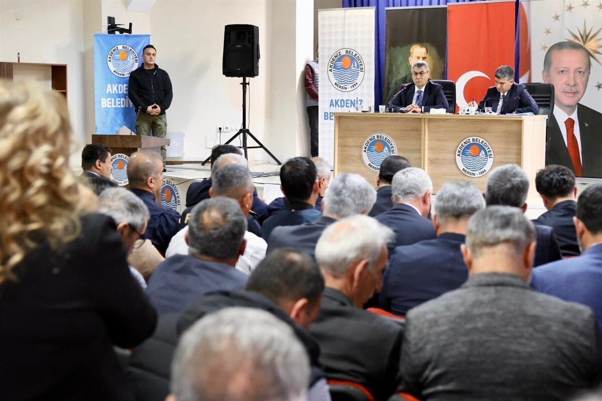 MERSİN VALİSİ ATİLLA TOROS, AKDENİZ İLÇESİNDEKİ MAHALLE MUHTARLARIYLA BİR ARAYA GELEREK TALEP VE...