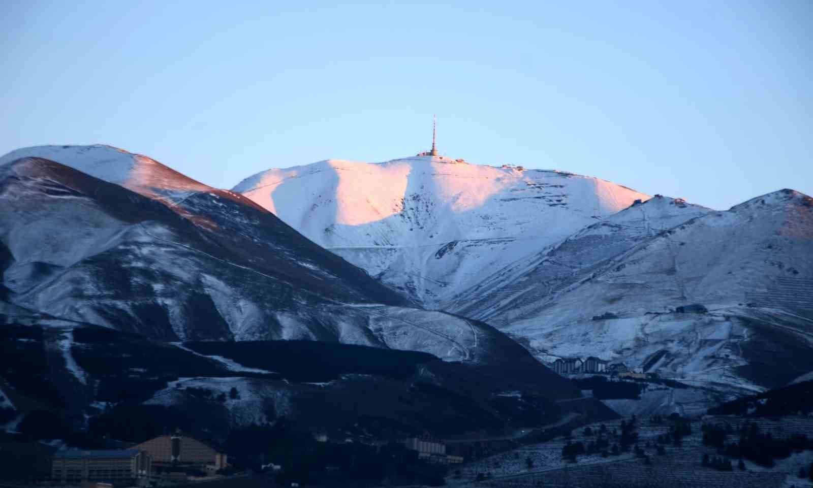 METEOROLOJİ BÖLGE MÜDÜRLÜĞÜ, ERZURUM’UN YÜKSEK KESİMLERİ İÇİN KAR UYARISINDA BULUNDU.