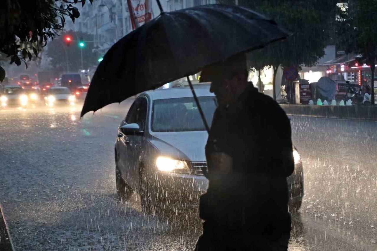 METEOROLOJİ’NİN SARI ALARM VERDİĞİ ANTALYA’DA SAĞANAK ETKİLİ OLDU. AKŞAM SAATLERİNE DOĞRU BAŞLAYAN...