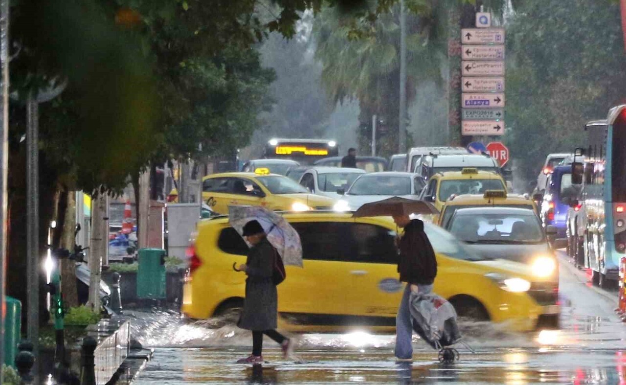 METEOROLOJİ’NİN SARI ALARM VERDİĞİ ANTALYA’DA SAĞANAK ETKİLİ OLDU. AKŞAM SAATLERİNE DOĞRU BAŞLAYAN...